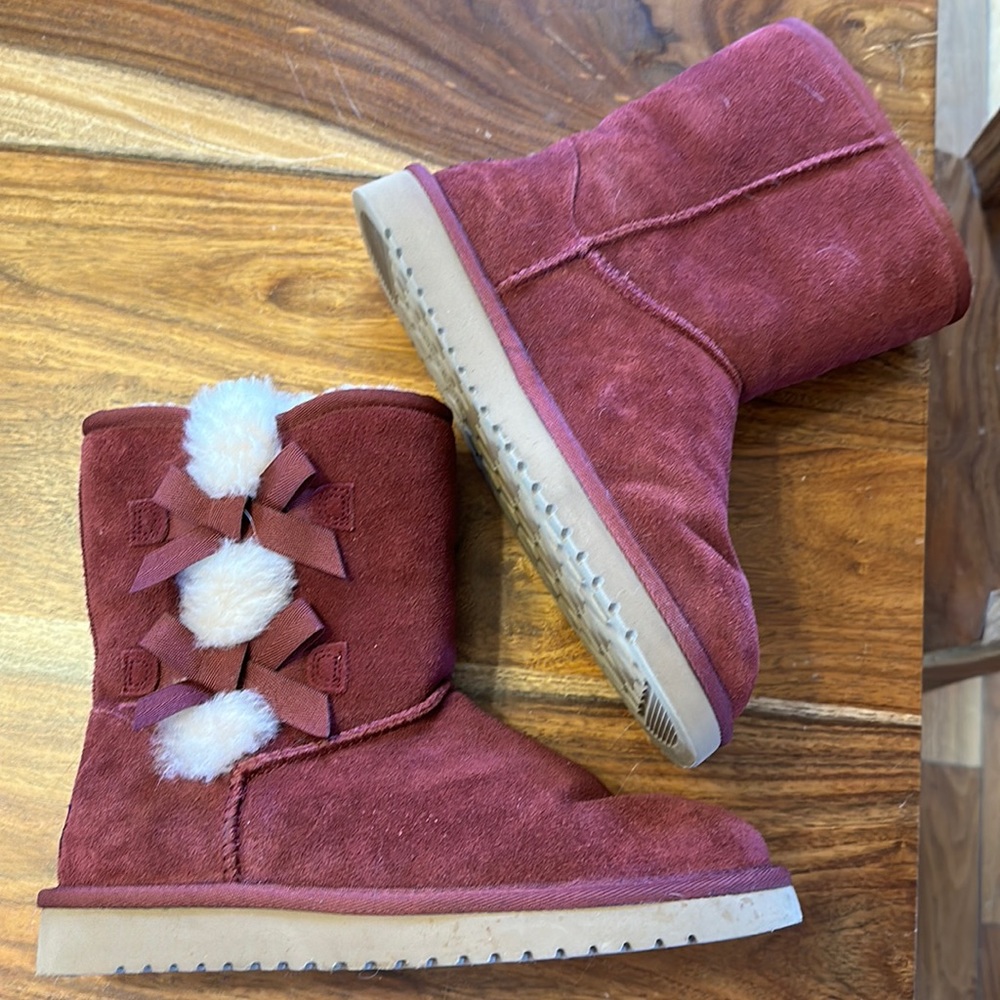 Women’s ugh short cranberry bows 7 new